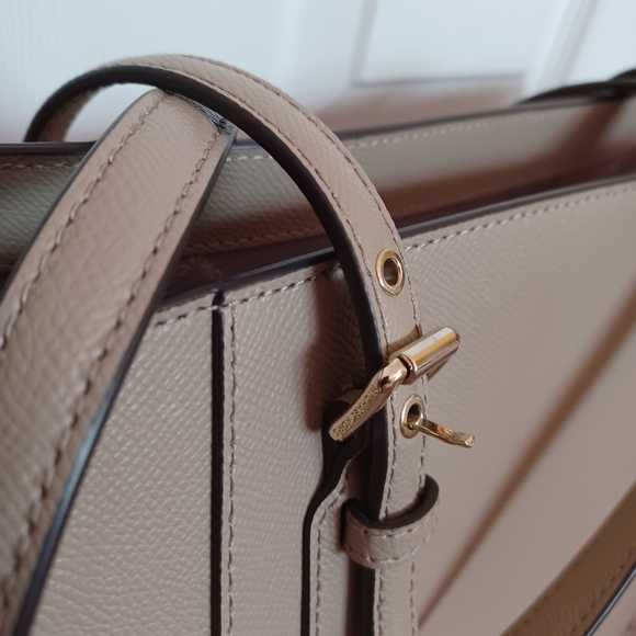 🤩👜Michael Kors EW Voyager Tote👜🤩 - Picture 4 of 16
